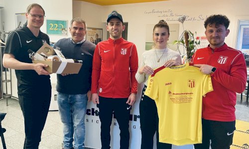 Die Zweite mit neuen Trikots